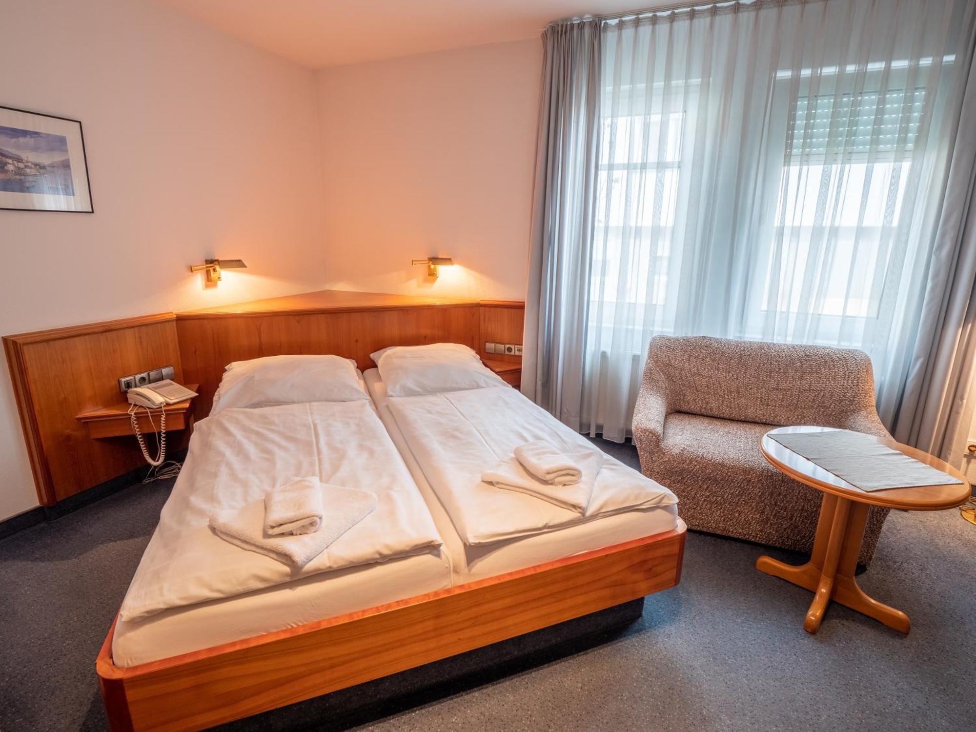 Hotel Pflum Mit Gaestehaus 뉘르팅엔 객실 사진