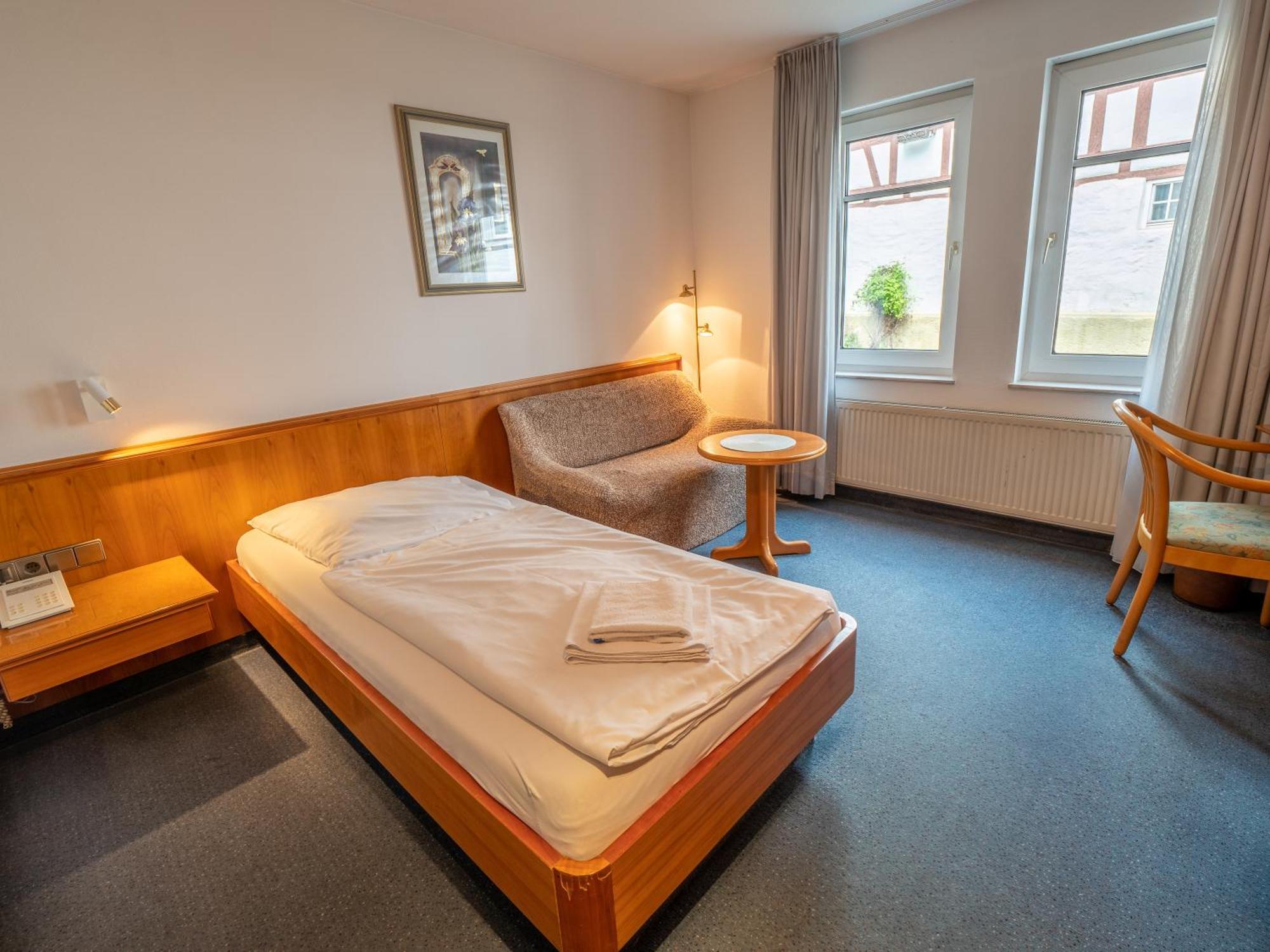 Hotel Pflum Mit Gaestehaus 뉘르팅엔 외부 사진