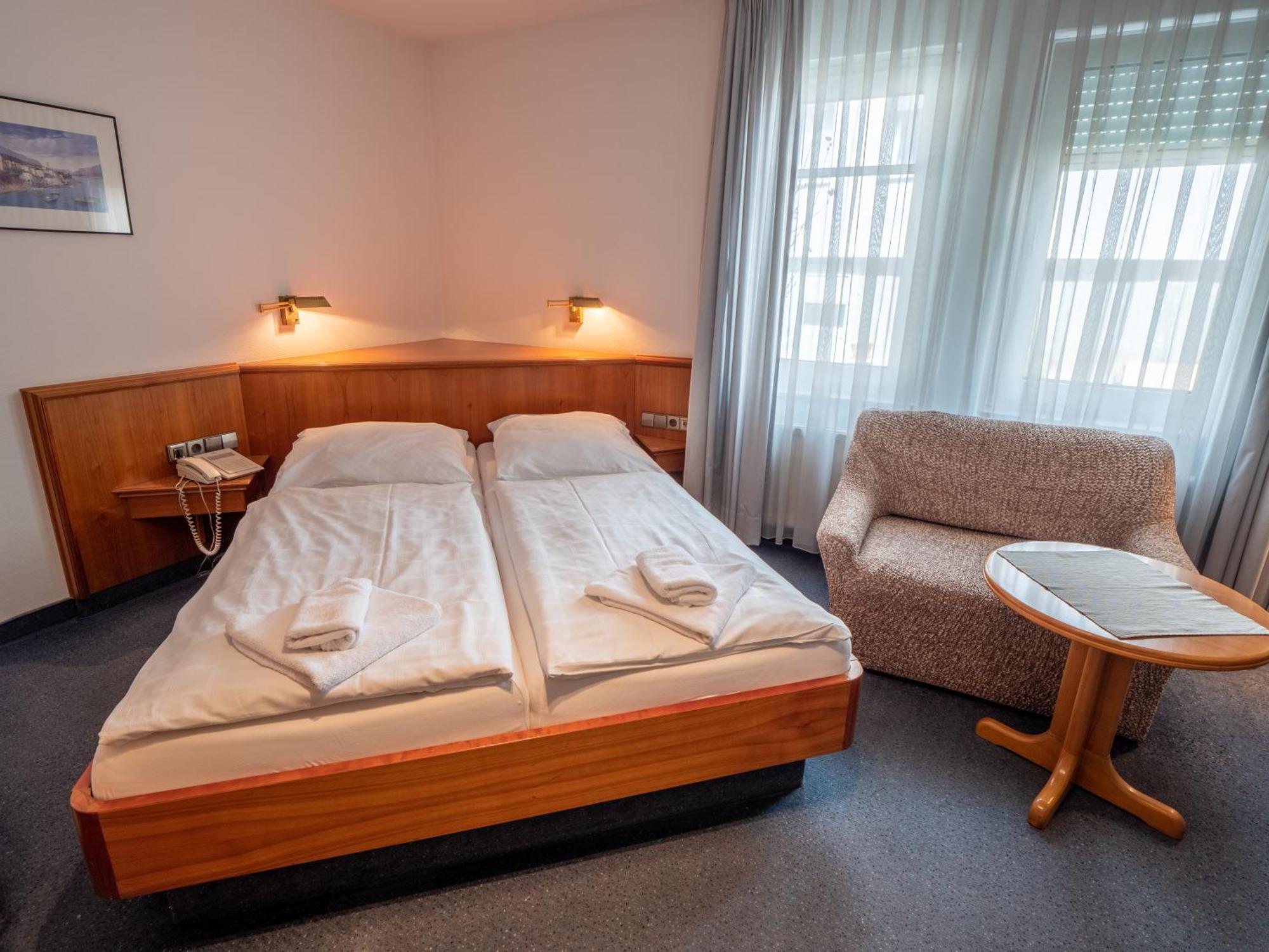 Hotel Pflum Mit Gaestehaus 뉘르팅엔 객실 사진