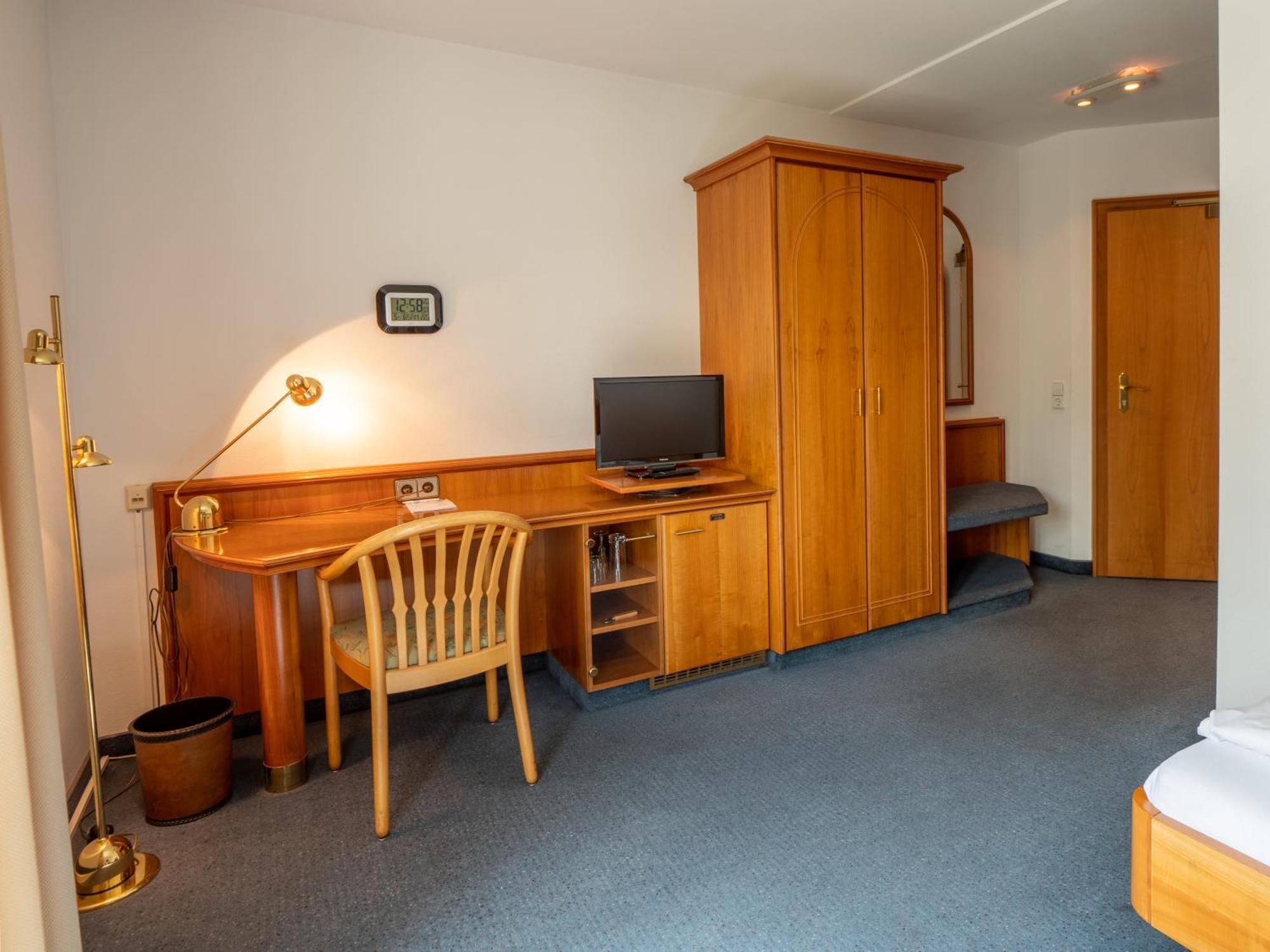 Hotel Pflum Mit Gaestehaus 뉘르팅엔 외부 사진
