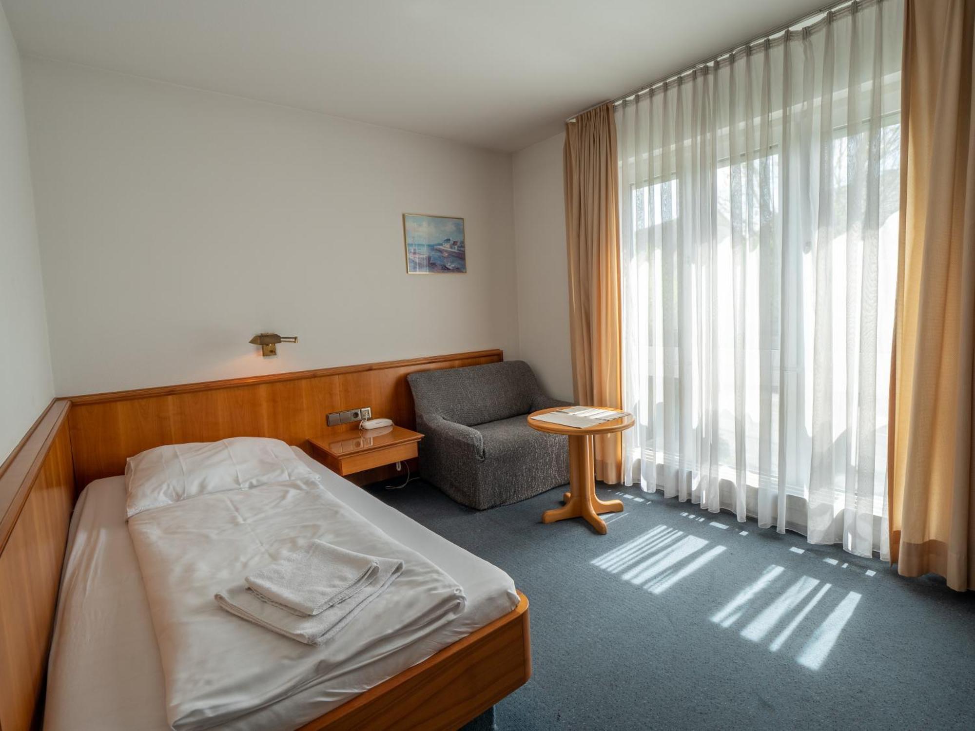 Hotel Pflum Mit Gaestehaus 뉘르팅엔 외부 사진